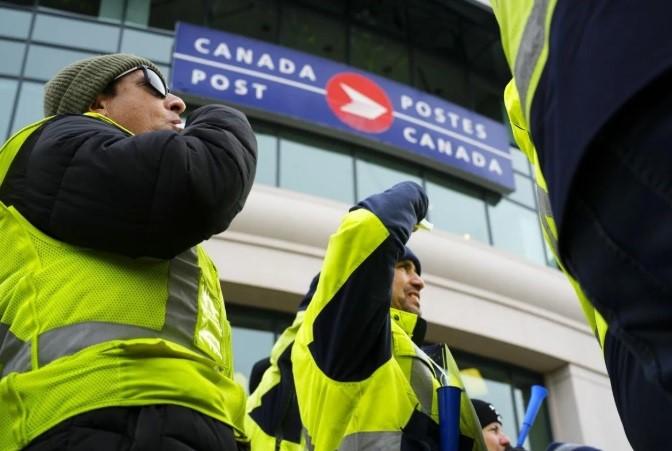 Canada Post Workers Return With Major Backlogs And Holidays Fast Approaching